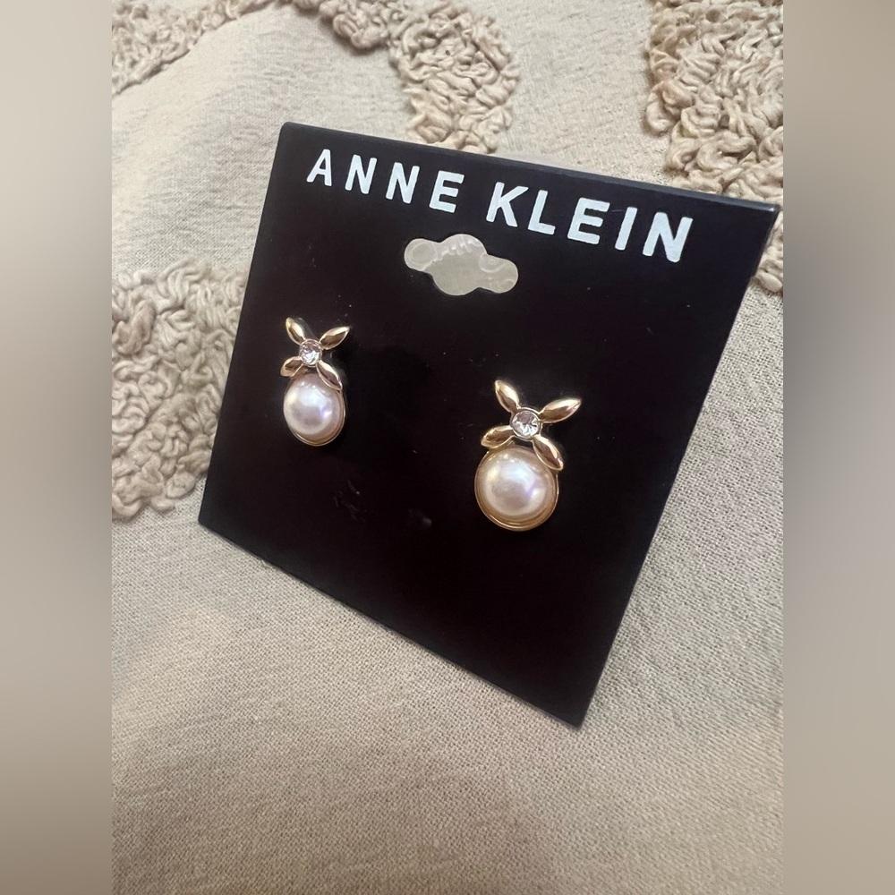 💥 2/$15!! Anne Klein Gold-Tone Blanc Faux Pearl Earrings With Crystal Accent 💎 - Picture 2 of 3